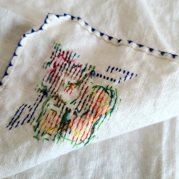 2 vintage cotton or linen napkins with a cross stitch floral embroidery. - Picture 5 of 7